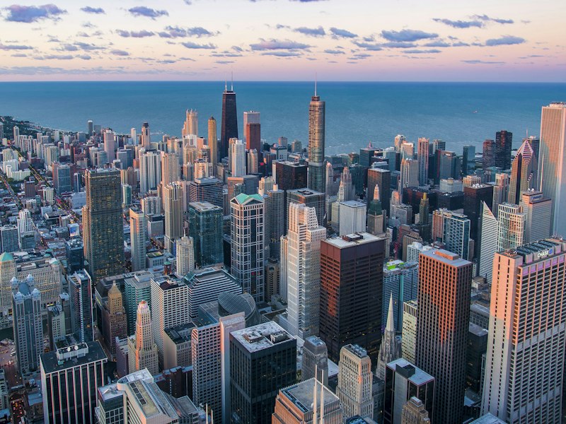 现代城市天际线与商务办公楼群，傍晚蓝紫色调，叠加AI数据网络